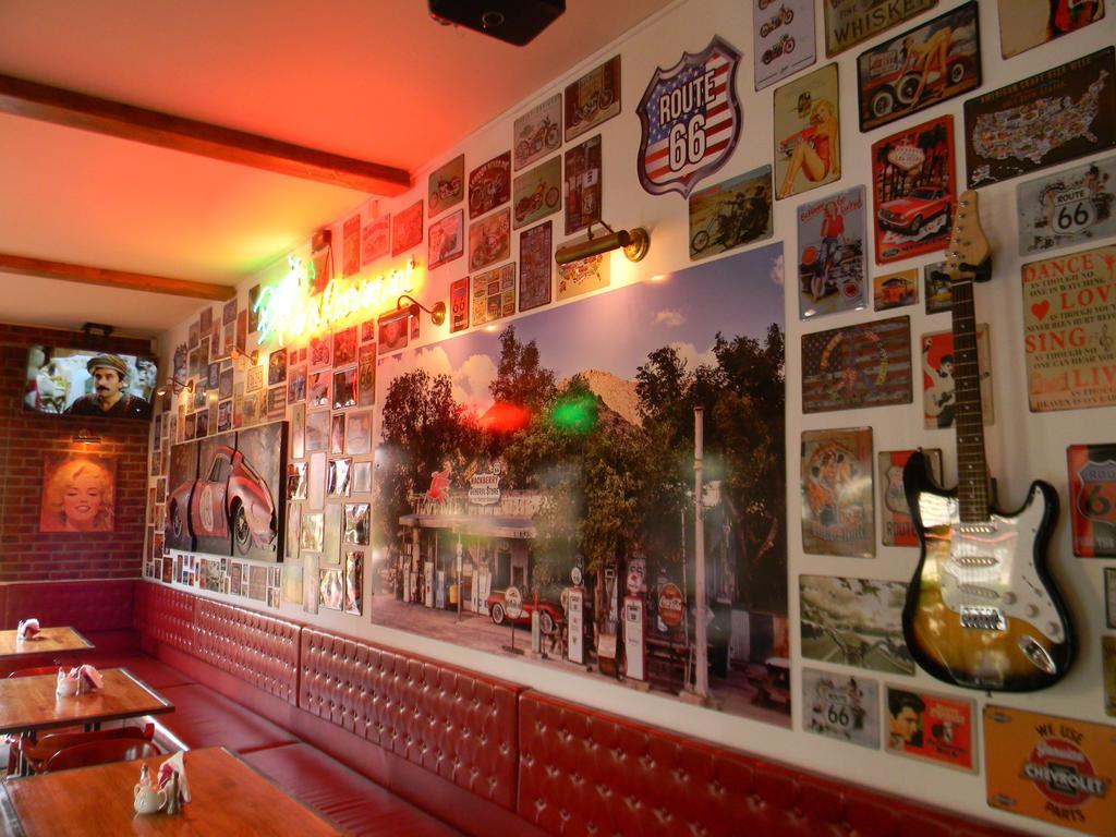 Prohibicja Peter'S Pub Motel Mikołajki Екстериор снимка
