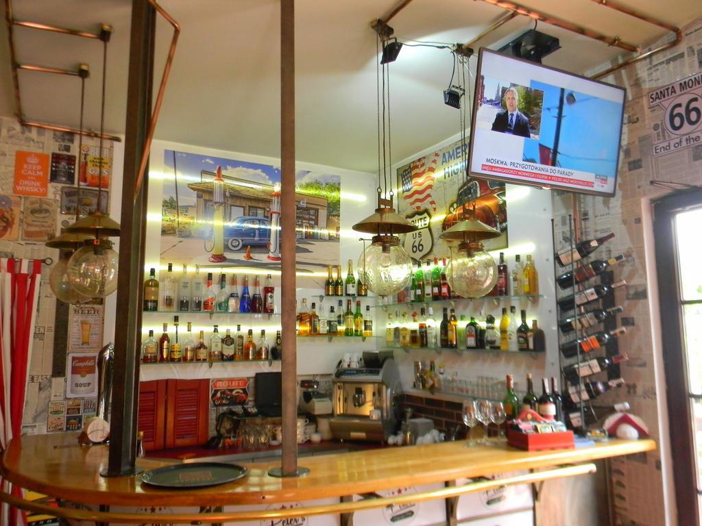 Prohibicja Peter'S Pub Motel Mikołajki Екстериор снимка