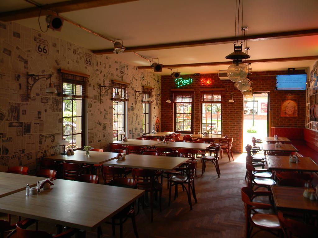 Prohibicja Peter'S Pub Motel Mikołajki Екстериор снимка