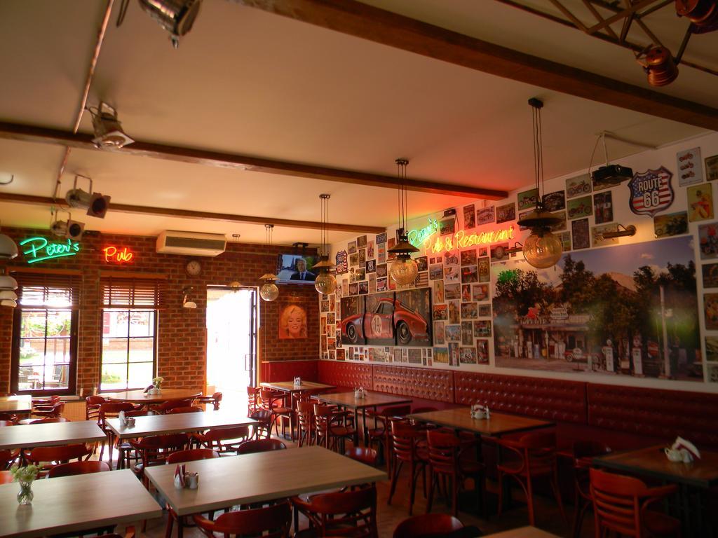Prohibicja Peter'S Pub Motel Mikołajki Екстериор снимка