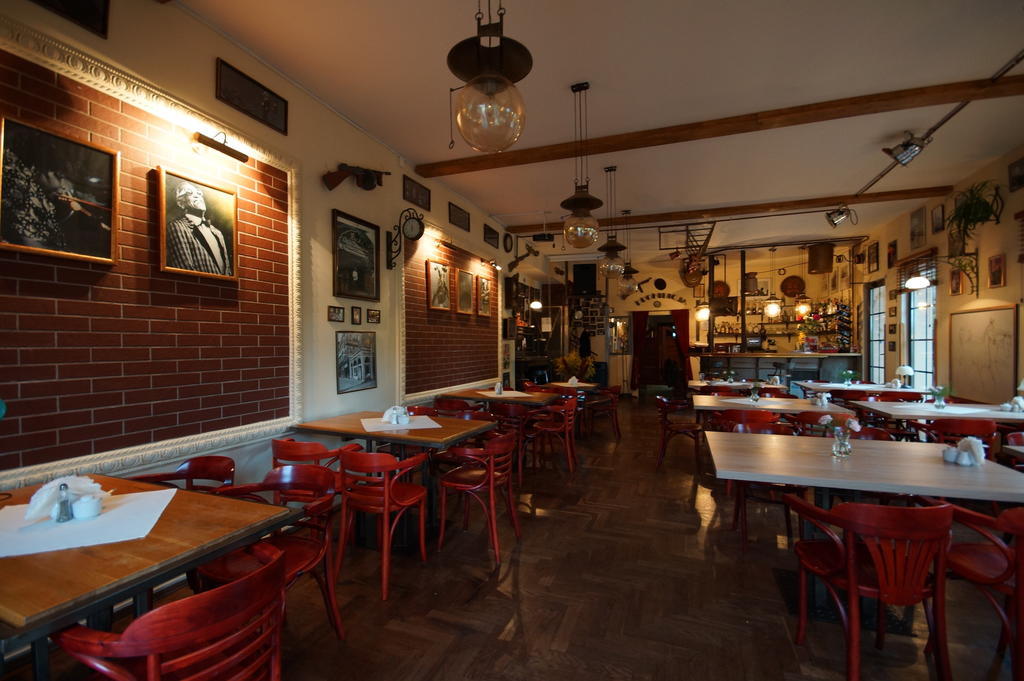 Prohibicja Peter'S Pub Motel Mikołajki Екстериор снимка